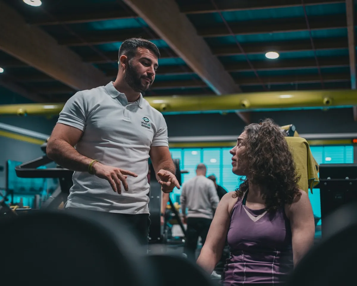 A trainer talking through a plan with a new client at the gym